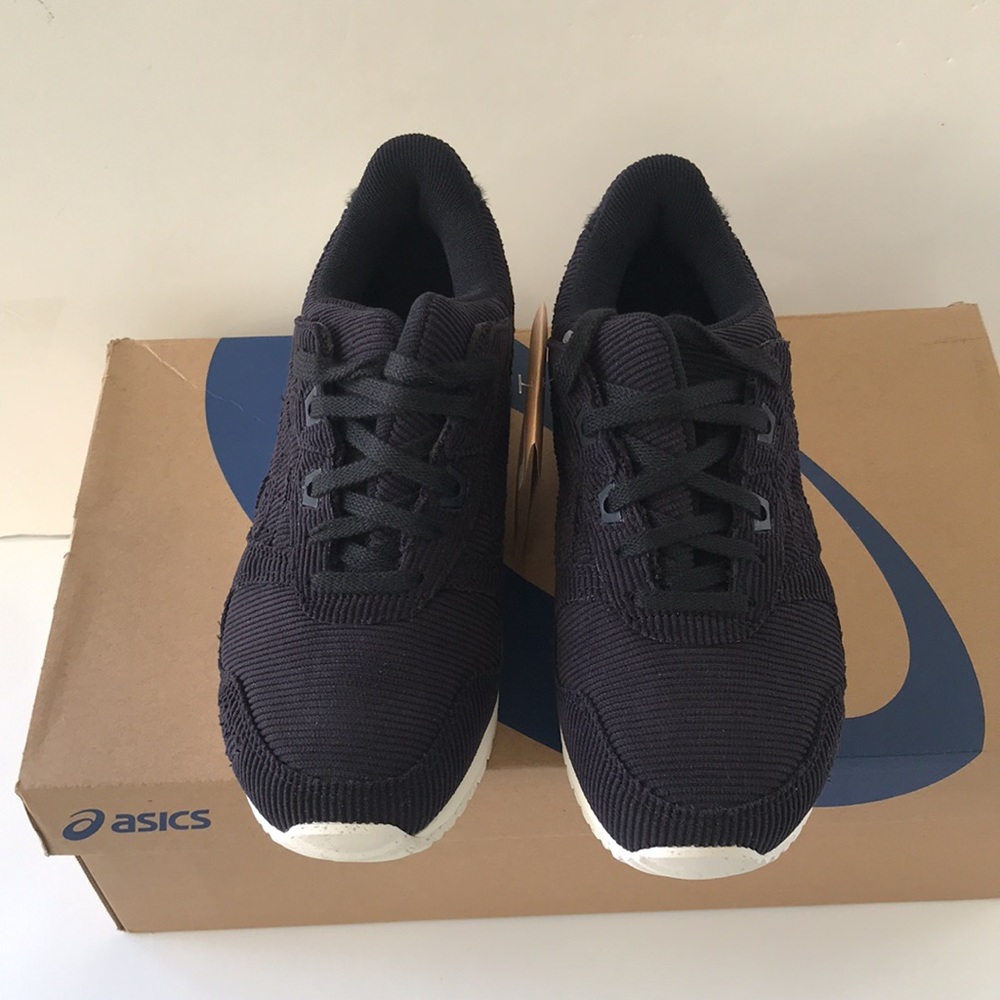 Asics Women's Lyte Classic Sneaker Size 7 Black/ White - Picture 4 of 13
